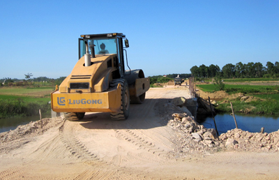 Nam Dong junta las manos para construir el nuevo campo